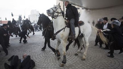 La police mont&eacute;e isra&eacute;lienne tente de disperser des juifs ultra orthodoxes lors d'une manifestation &agrave; J&eacute;rusalem (Isra&euml;l), le 6 f&eacute;vrier 2014. (BAZ RATNER / REUTERS)