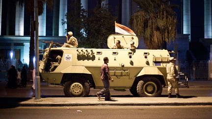 Un char de l'arm&eacute;e devant la Cour Supr&ecirc;me, o&ugrave; &eacute;taient pr&eacute;vues des manifestations, le 18 ao&ucirc;t 2013, au Caire (Egypte). (VIRGINIE NGUYEN HOANG / VIRGINIE NGUYEN HOANG)