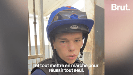 Son objectif : devenir jockey. Brut a suivi durant une journée le quotidien de Mathieu, 18 ans, du simulateur jusqu’à l'entraînement.