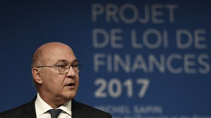 Michel Sapin, le ministre de l'Éducation et des Finances, présente le projet de loi de finances 2017 à Paris, le 28 septembre 2016 (CHRISTOPHE ARCHAMBAULT / AFP)