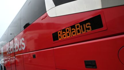 Un car de "Blablabus" à Lyon (Rhône). (PHILIPPE DESMAZES / AFP)