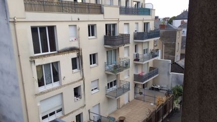 La façade arrière de l'immeuble dont un balcon s'est effondré, à Angers (Maine-et-Loire), le 16 octobre 2016. (BENEDICTE ROBIN / FRANCEINFO)