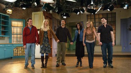 Matthew Perry, Lisa Kudrow, David Schwimmer, Courteney Cox, Jennifer Aniston et Matt LeBlanc saluent le public lors de la dixième et dernière saison de "Friends" (2003-2004) (WARNER / COLLECTION CHRISTOPHEL VIA AFP)