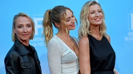 Audrey Lamy, Chloé Jouannet et Alexandra Lamy lors du Festival de la fiction de La Rochelle (Charente-Maritime) le 12 septembre 2023 (FRANCK CASTEL / MAXPPP)