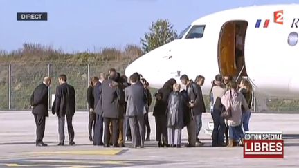 L'arriv&eacute;e des ex-otages sur le tarmac de l'a&eacute;roport de V&eacute;lizy-Villacoublay (Hauts-de-Seine), mercredi 30 octobre 2013. (FRANCE 2 / FRANCETV INFO)