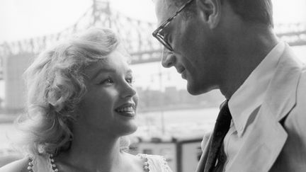 Marilyn Monroe et son mari, le dramaturge Arthur Miller.&nbsp;De 1952 à 1962, Sam Shaw&nbsp;photographie la vie privée de la pin-up, notamment son quotidien auprès de Miller, une période où elle semble comblée de bonheur.&nbsp; (PHOTO BY SAM SHAW © SAM SHAW INC., COURTESY SHAW FAMILY ARCHIVES, LTD.)