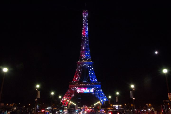 En bleu et rouge, la Tour Eiffel s'est mise aux couleurs du PSG avec un message de bienvenue à Neymar, qui a rejoint le club parisien le 3 août 2017 pour un montant record de 222 millions d'euros.  (OLIVIER MORIN / AFP)