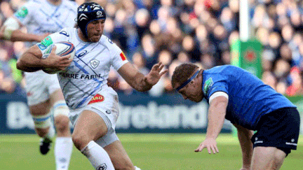 Romain Cabannes (Castres) tente de résister à Sean Cronin (Leinster)