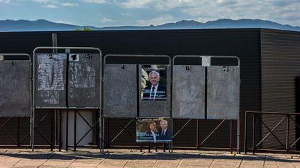 Les panneaux électoraux pour les élections législatives à Porto Vecchio, dans la 2e circonscription de Corse-du-Sud, en mai 2017. (MATTHIEU MONDOLONI / FRANCEINFO)