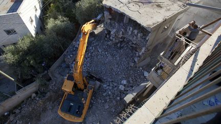 A J&eacute;rusalem-Est, un bulldozer d&eacute;truit une maison palestinienne, le 30 novembre. (AHMAD GHARABLI / AFP)