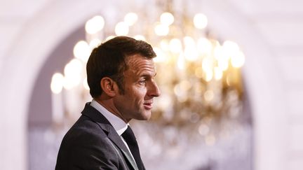 Emmanuel Macron, à l'Elysée, le 26 avril 2023. (OLIVIER CORSAN / MAXPPP)