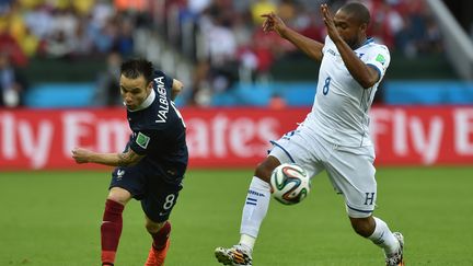 Le milieu de terrain fran&ccedil;ais Mathieu Valbuena &agrave; la lutte avec le Hondurien Wilson Palacios, dimanche 15 juin &agrave; Porto Alegre (Br&eacute;sil). (RODRIGO ARANGUA / AFP)