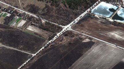 Un convoi militaire russe à Ivankiv, au nord-ouest de Kiev (Ukraine), le 28 février 2022. (SATELLITE IMAGE / 2022 MAXAR TECHNOLOGIES / AFP)