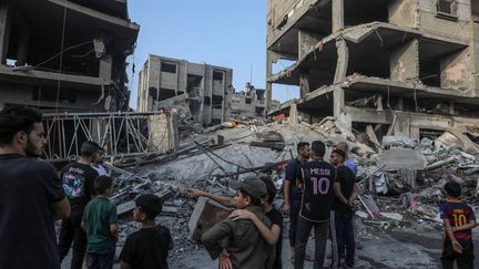 Des Palestiniens dans une rue de Rafah (bande de Gaza) après un raid aérien israélien le 25 octobre 2023 (ABED RAHIM KHATIB / DPA)