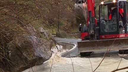 Plusieurs communes ont été touchées par des inondations, dans les Pyrénées-Atlantiques et dans les Landes.&nbsp;L'état de catastrophe naturelle sera déclenché jeudi 16&nbsp;décembre. (FRANCE 2)