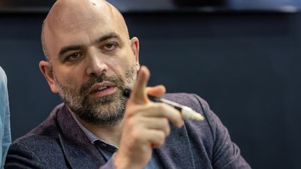 L'écrivain et journaliste Roberto Saviano, auteur en 2006 de l'enquête à succès "Gomorra" sur la mafia italienne, le 13 mai 2024 à Turin, en Italie. (MAURO UJETTO / NURPHOTO / AFP)