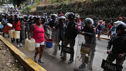 Une distribution d'eau supervisée par l'armée à Caracas, le 11 mars 2019.&nbsp; (YURI CORTEZ / AFP)