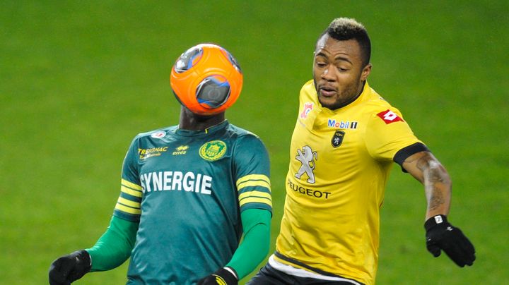 Le d&eacute;fenseur nantais Papy Djilibodji face &agrave; l'attaquant sochalien Jordan Ayew, le 1er f&eacute;vrier 2014.&nbsp; (SEBASTIEN BOZON / AFP)