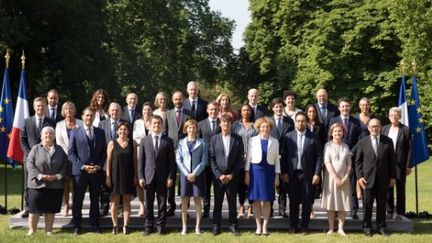 Capture d'écran de la photo officielle du nouveau gouvernement français prise dans les jardins de l'Elysée, le 22 juin 2017. (ELYSEE / FRANCEINFO)