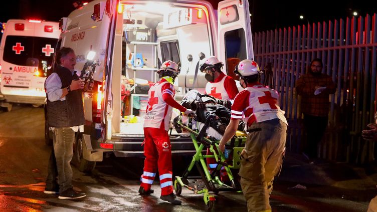 Paramedics transport a person injured in a fire that took place in the detention center of Ciudad Juárez, in the state of Chihuahua, on March 28, 2023. (HERIKA MARTINEZ / AFP)