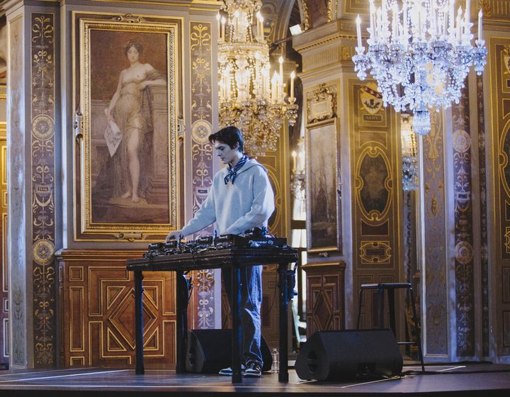 Le DJ et compositeur français Kungs se produit dans les salons de l'Hôtel de Ville de Paris pour le volet digital du Fnac Live 2021. (SARAH BASTIN)