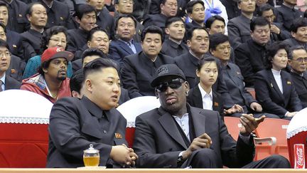 Le leader nord-cor&eacute;en, Kim Jong-un (G) et l'ancienne star de la NBA, Dennis Rodman, assistent &agrave; un match de basket &agrave; Pyongyang (Cor&eacute;e du Nord), le 28 f&eacute;vrier 2013. (KCNA / AFP)