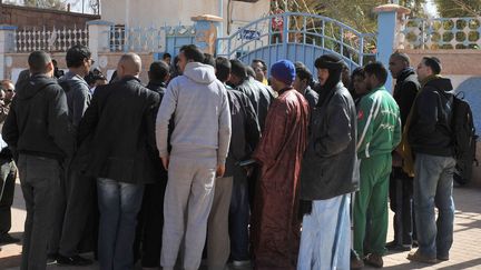 Des habitants d'In Amenas attendent des nouvelles de leurs proches bless&eacute;s pendant la prise d'otage, devant l'h&ocirc;pital de la ville, le 18 janvier 2013. (ANIS BELGHOUL / AP / SIPA)