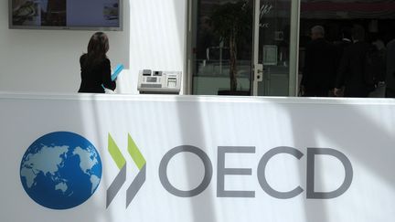 Le logo de l'OCDE devant le siège de l'organisaton internationale à Boulogne-Billancourt (Hauts-de-Seine), le 29 mai 2013. (ERIC PIERMONT / AFP)