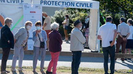 À l'Huisserie, une file d'attente s'est rapidement créée pour la première grande journée de dépistage.&nbsp; (DAVID ADEMAS / MAXPPP)