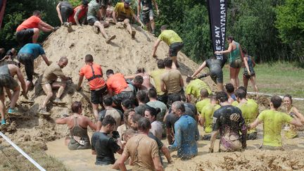 Des concurrents participent au Mud Day de Levens (Alpes-Maritimes), samedi 20 juin 2015. (  MAXPPP)