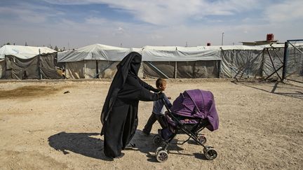 Une femme et des enfants dans le camp kurde d'Al-Hol en Syrie, le 17 octobre 2019. (DELIL SOULEIMAN / AFP)