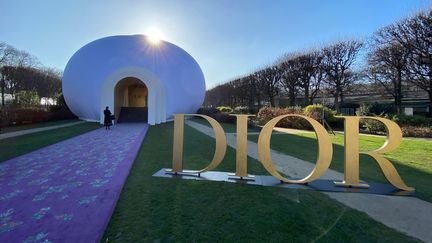 Installation représentant le ventre d'une déesse, créée par l'artiste féministe américaine Judy Chicago dans la cour du musée Rodin. Les invités du défilé Dior haute couture printemps-été 2020 accédaient par le sexe de la déesse au show. Le 20 janvier 2020.&nbsp; (PASCAL LE SEGRETAIN / GETTY IMAGES EUROPE)