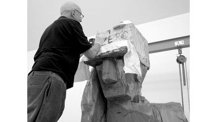 Baselitz dans son atelier près du la d&#039;Ammersee (Bavière) travaillant sur Volk Ding Zero / Peuple Chose Zéro, 2009
 (Elke Baselitz)