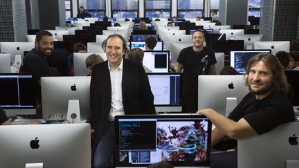 L'équipe de l'école "42" à Paris, autour de son président Xavier Niel, le 24 novembre 2014.&nbsp; (MARTIN BUREAU / AFP)