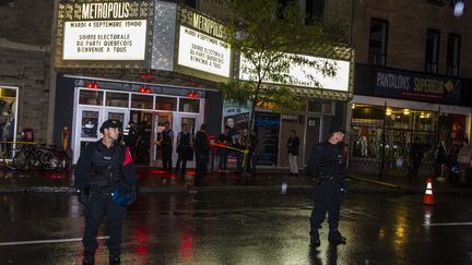 La police s&eacute;curise la salle&nbsp;de concert o&ugrave; le Parti qu&eacute;b&eacute;cois f&ecirc;tait sa victoire aux l&eacute;gislatives, mardi 4 septembre. Un peu plus t&ocirc;t, un homme a ouvert le feu sur deux personnes, dont l'une est morte. (ROGERIO BARBOSA / AFP)