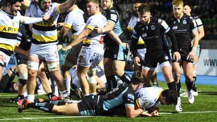 La joie rochelaise après l'essai de Paul Boudehent, samedi soir à Glasgow. (ANDY BUCHANAN / AFP)