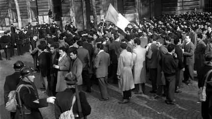 Manifestation d'ouvriers algériens en grève à l'appel du Mouvement national algérien dirigé par le leader nationaliste Messali Hadj à Paris, le 9 mars 1956. (- / INTERCONTINENTALE)