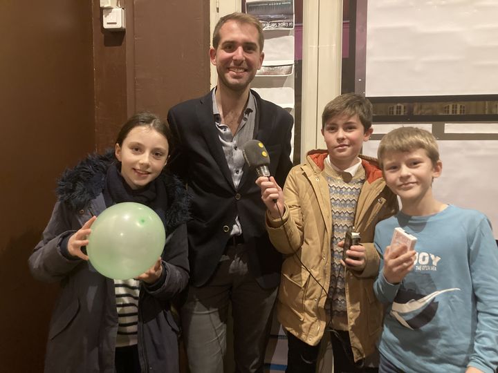 Après le spectacle, les Mômes trotteurs sont allés à la rencontre d'Anatole, le magicien. L'occasion pour l'artiste de leur apprendre un tour dévoilé dans leur reportage. (INGRID POHU / RADIOFRANCE)