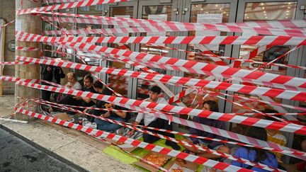 Des étudiants bloquent l'entrée de l'université de théatre et de cinéma de Budapest, en Hongrie, le 1er septembre 2020. (ATTILA KISBENEDEK / AFP)