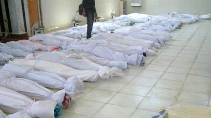 Les d&eacute;pouilles de dizaines de Syriens, tu&eacute;s dans le massacre de Houla (Syrie), sont dispos&eacute;s dans une morgue avant leur enterrement, le 26 mai 2012. (SHAAM NEWS NETWORK / AFP)