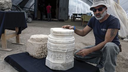 Un pilier de marbre, parmi les vestiges d'un monastère découverts à Bet Shemesh, présenté par l'archéologue Naftali Aizik (20 décembre 2017)
 (Menahem Kahana / AFP)