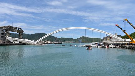 Taïwan : un pont de 140 mètres s'effondre sur un port de pêche