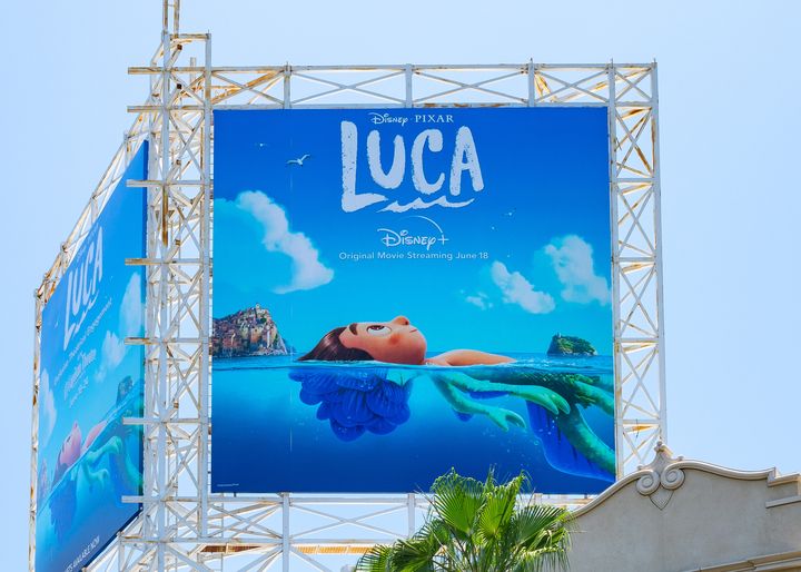 Panneau d'affichage du film Pixar "Luca" à Hollywood en Californie, sorti le 18 juin 2021 sur Disney+.&nbsp; (AARONP/BAUER-GRIFFIN / GC IMAGES)