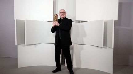 L'acteur Michel Blanc pose dans la salle de remise des prix après avoir été récompensé lors de la 37e édition des César du cinéma au théâtre du Châtelet, à Paris, en 2012. (STEPHANE CARDINALE / CORBIS ENTERTAINMENT)