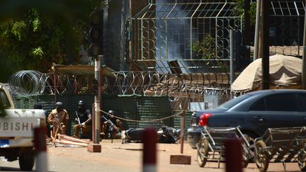 Des personnels de sécurité devant l'Institut français, à Ouagadougou (Burkina Faso) le 2 mars 2018. (AHMED OUOBA / AFP)