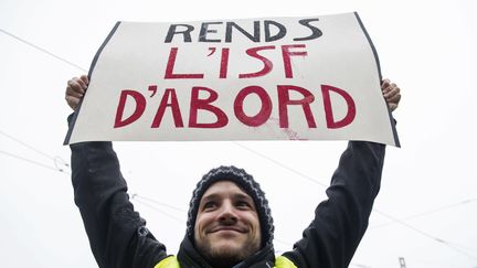 Un "gilet jaune" à Nantes, le 15 décembre 2018.&nbsp; (SEBASTIEN SALOM-GOMIS / AFP)