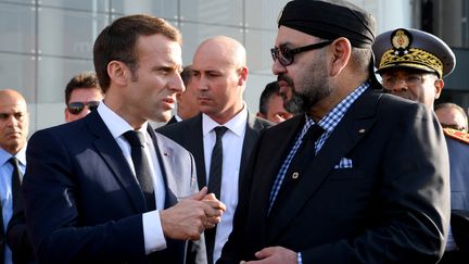 Emmanuel Macron et le roi du Maroc Mohamed VI lors d'une visite du président de la République française à Rabat, le 15 novembre 2018. (CHRISTOPHE ARCHAMBAULT / POOL)