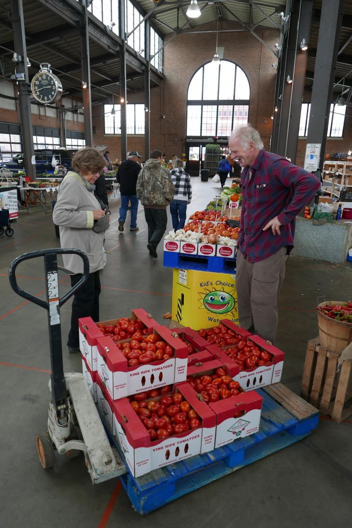 Inside a pavilion of the Eastern Market, an XXL market where you quickly don't know where to turn between the flowers, vegetables and fruits.  You can have a quick lunch at different points of the market, nice atmosphere with music groups or solo.  (Photo Emmanuel Langlois / franceinfo)