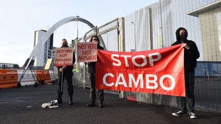 Des manifestants contre le projet de champ pétrolier Cambo, le 11 novembre 2021 à Glasgow (Ecosse). (ANDY BUCHANAN / AFP)