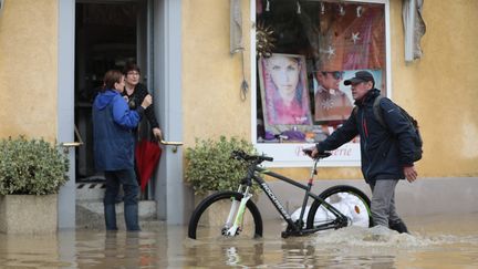 Des habitants dans la commune inondée d'Hegenheim (Haut-Rhin), le 13 juillet 2021. (VINCENT VOEGTLIN / MAXPPP)